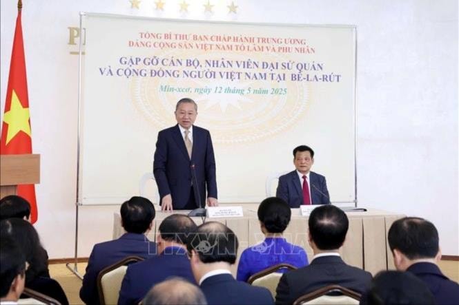 Tổng Bí thư Tô Lâm gặp gỡ cán bộ Đại sứ quán và đại diện cộng đồng người Việt Nam tại Belarus
