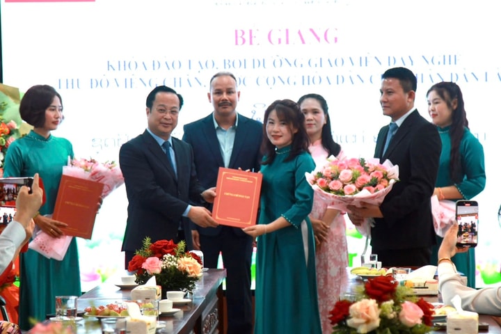 Các giáo viên dạy nghề của Lào hoàn thành khóa bồi dưỡng tại Hà Nội