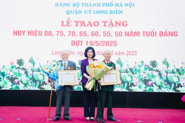 Đồng chí Phùng Thị Hồng Hà trao Huy hiệu Đảng tại quận Long Biên