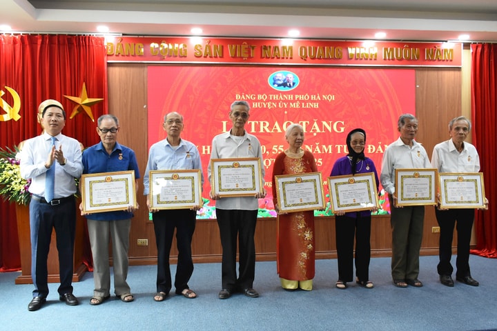 Mê Linh có 193 đảng viên được tặng Huy hiệu Đảng