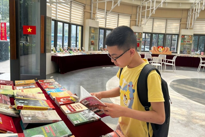Trưng bày 300 tư liệu sách, báo chủ đề “Hồ Chí Minh đẹp nhất tên Người”