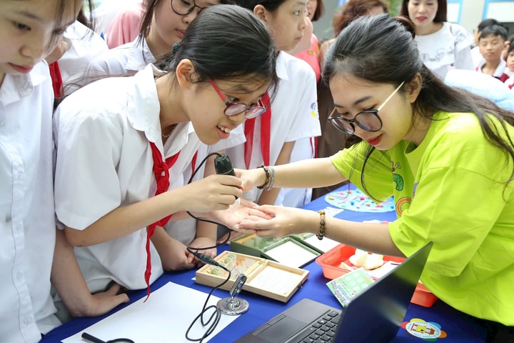 Học sinh Hà Nội trải nghiệm làm nhà khoa học