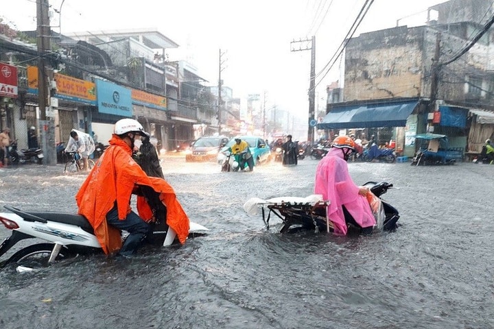 Triển khai nhiều giải pháp khắc phục tình trạng ngập nặng sau mưa lớn tại khu vực chợ Thủ Đức