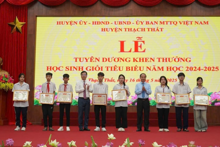 Thạch Thất: Khen thưởng 520 học sinh xuất sắc