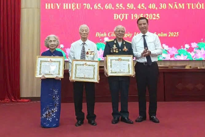 Quận Hoàng Mai trao Huy hiệu Đảng đợt 19-5