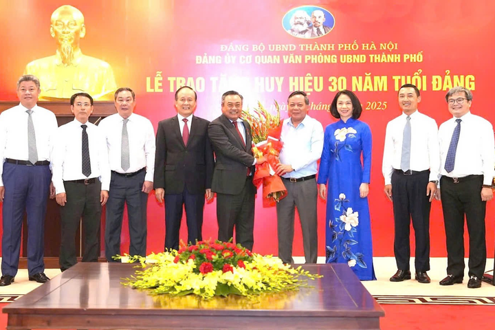 Chủ tịch UBND thành phố Hà Nội Trần Sỹ Thanh nhận Huy hiệu 30 năm tuổi Đảng