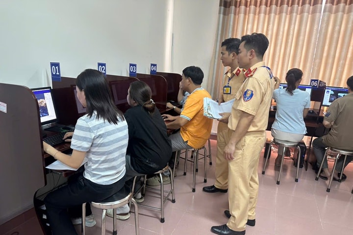 Công an tỉnh Đồng Nai lần đầu tiên tổ chức kỳ thi sát hạch, cấp giấy phép lái xe cho 285 học viên