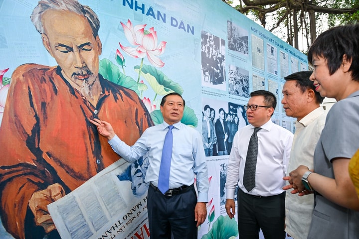 Trải nghiệm triển lãm số “Rạng rỡ tên Người” tại Báo Nhân Dân