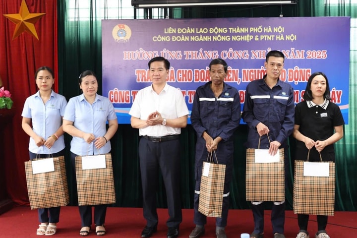 Công đoàn tặng quà cho công nhân lao động khó khăn, bị tai nạn lao động