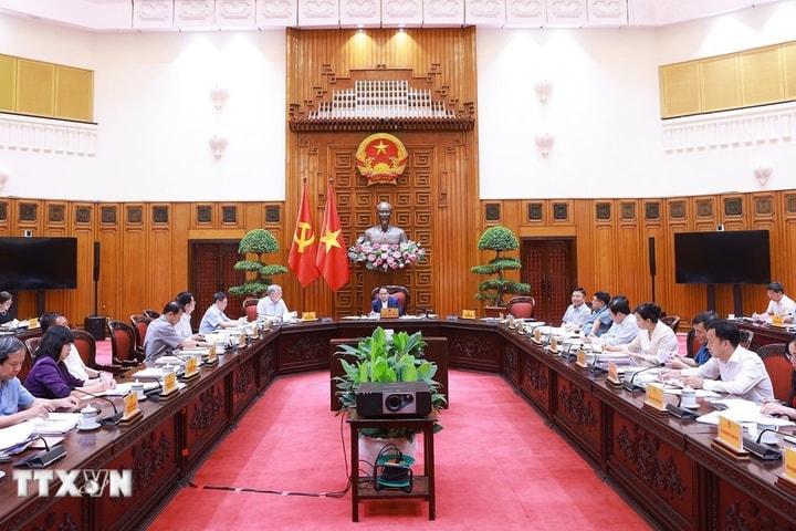 Thủ tướng Phạm Minh Chính chủ trì họp xây dựng dự thảo nghị quyết của Bộ Chính trị về y tế, giáo dục