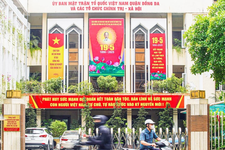 Thủ đô rực rỡ cờ hoa mừng sinh nhật Bác