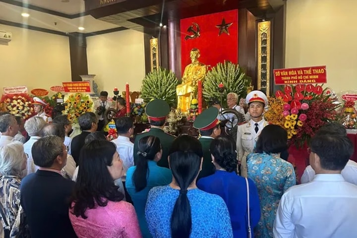 Đoàn đại biểu TP Hồ Chí Minh dâng hương tưởng nhớ Chủ tịch Hồ Chí Minh