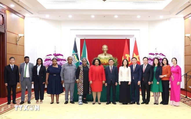 Thường trực Ban Bí thư hội đàm với Phó Tổng Thư ký thứ nhất Đảng Đại hội Dân tộc Phi