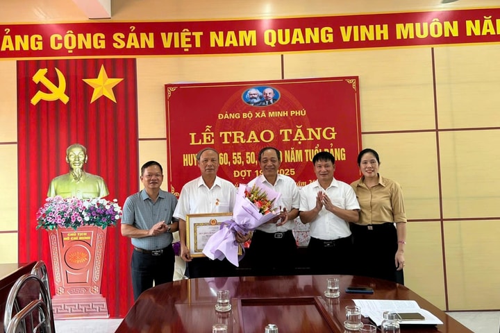 Phó Bí thư Thường trực Huyện ủy Sóc Sơn Nguyễn Nam Hà trao Huy hiệu Đảng tặng các đảng viên