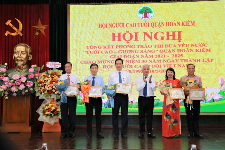 Quận Hoàn Kiếm khen thưởng 14 tập thể, cá nhân “Tuổi cao - Gương sáng”