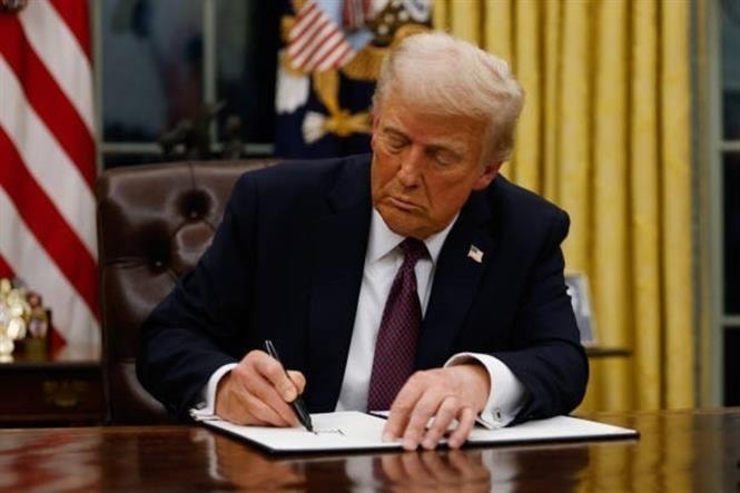 Tổng thống D.Trump đề xuất áp thuế 50% với EU và 25% đối với Apple