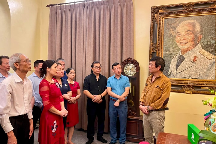 Dâng hương tưởng nhớ Đại tướng Võ Nguyên Giáp và trò chuyện với đại diện gia đình Đại tướng