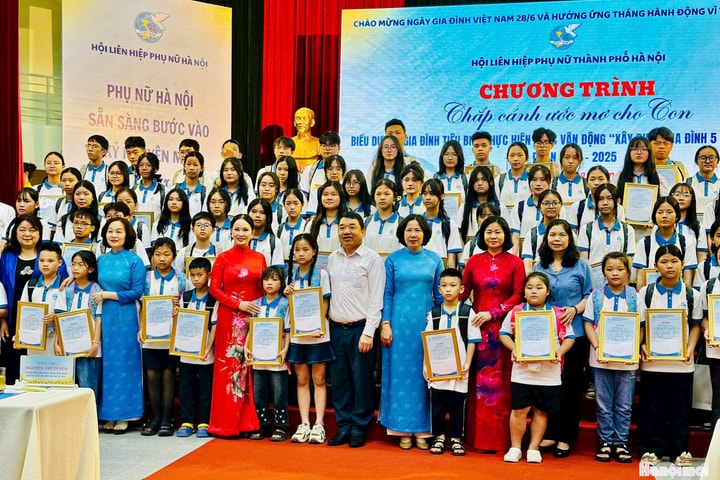 Hơn 1.200 trẻ em mồ côi Hà Nội được đỡ đầu