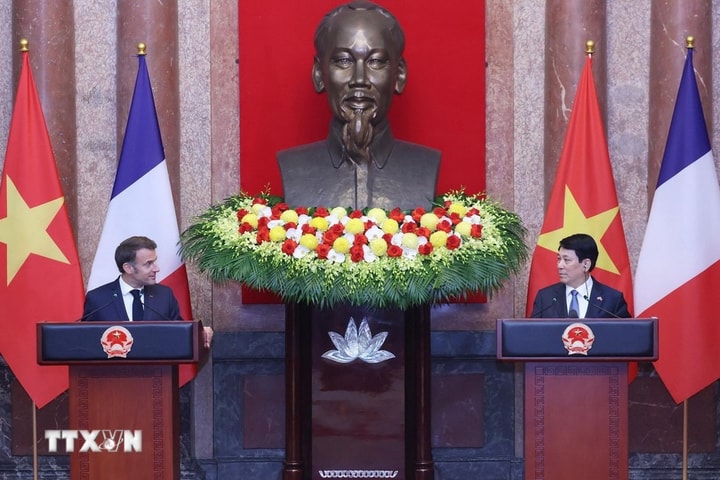 Chủ tịch nước Lương Cường và Tổng thống Pháp Emmanuel Macron gặp gỡ báo chí