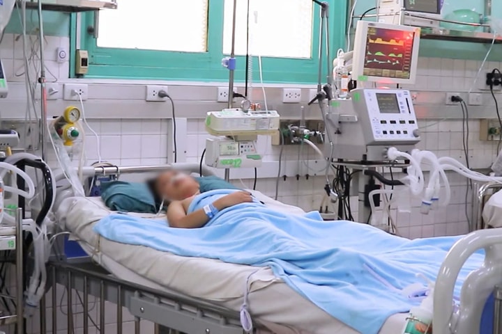 Bé gái 8 tuổi bị đa chấn thương nặng vì cửa cuốn