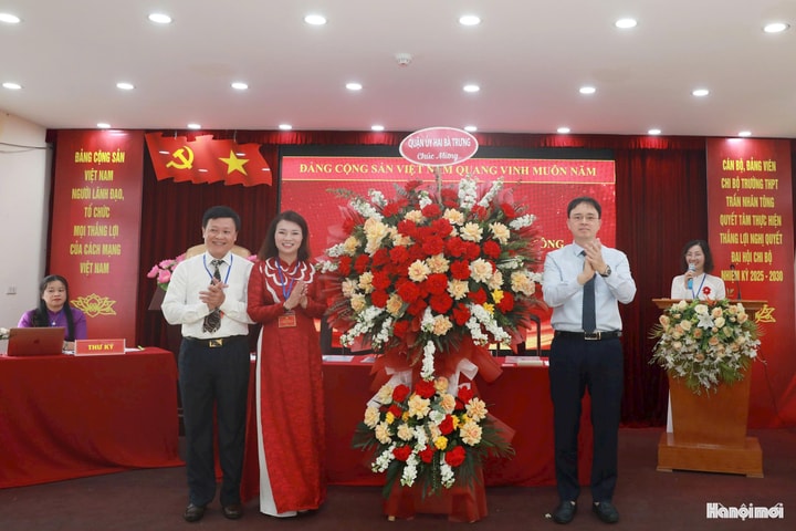 Đồng chí Vũ Thị Hậu tiếp tục là Bí thư Chi bộ Trường THPT Trần Nhân Tông (quận Hai Bà Trưng)