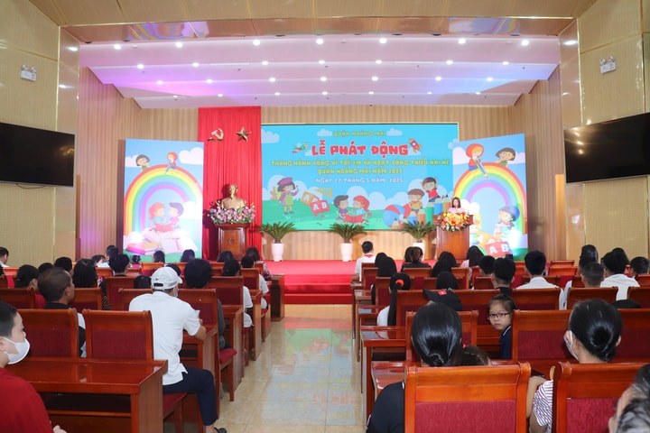 Hoàng Mai: Tặng 694 suất quà và 100 xe đạp cho trẻ em có hoàn cảnh khó khăn