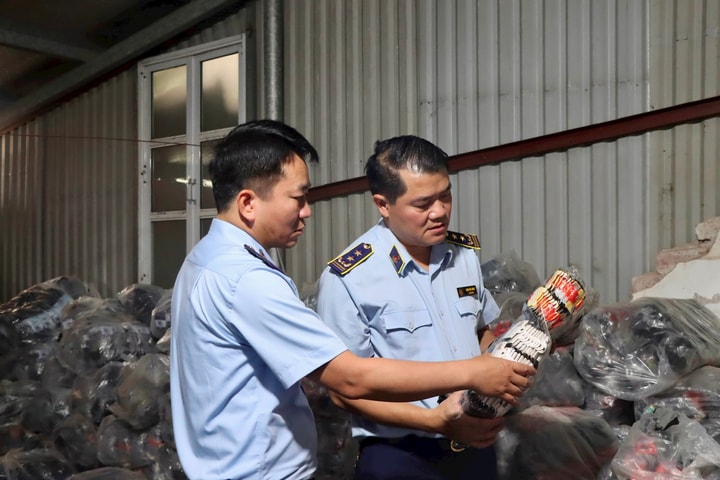 Kiểm tra xưởng sản xuất tại Hà Nội, phát hiện sản phẩm nghi giả nhãn hiệu