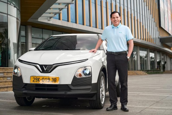 Vào mùa cao điểm vận doanh, tài xế đầu tư xe điện để tham gia taxi công nghệ