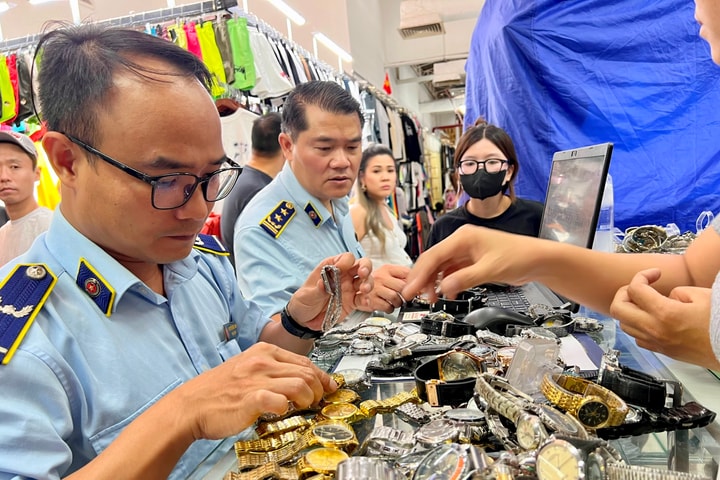 TP Hồ Chí Minh: Thu giữ số lượng lớn hàng giả tại Trung tâm thương mại Saigon Square