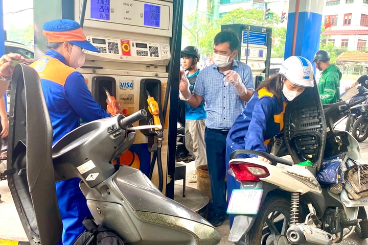 Giá xăng tăng nhẹ, giá dầu giảm