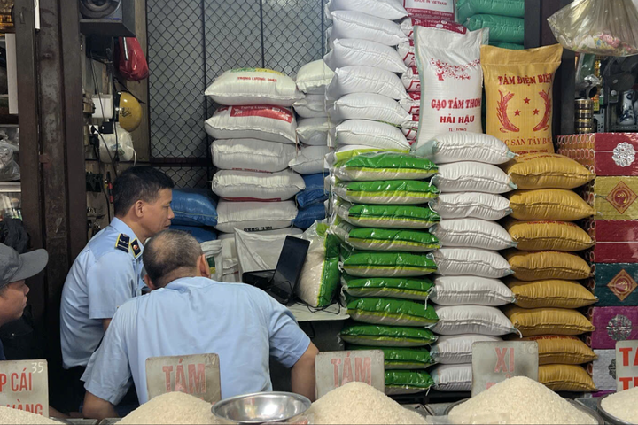 Quản lý thị trường Hà Nội xử lý nhiều trường hợp giả mạo thương hiệu gạo ST25