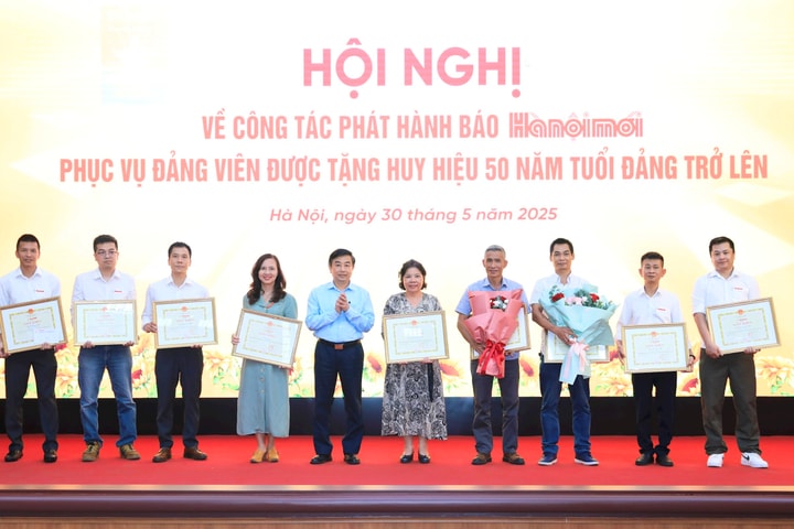 Phát hành Báo Hànộimới phục vụ đảng viên 50 năm tuổi Đảng: Tri ân lớp đảng viên đi trước