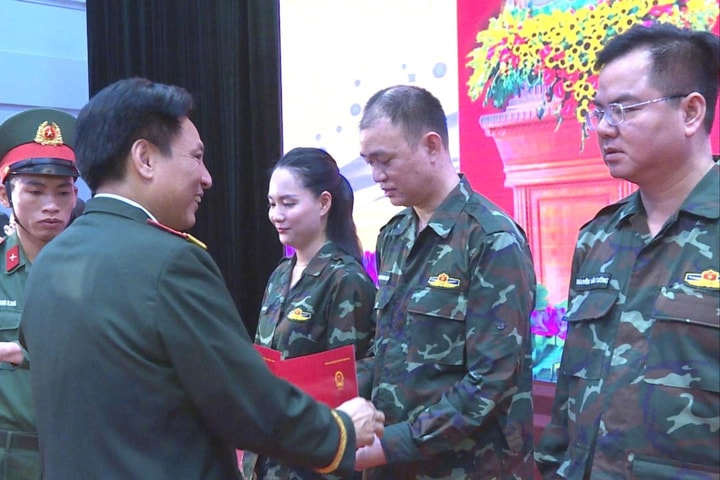 Hà Nội: Bế giảng lớp bồi dưỡng kiến thức quốc phòng đối tượng 2