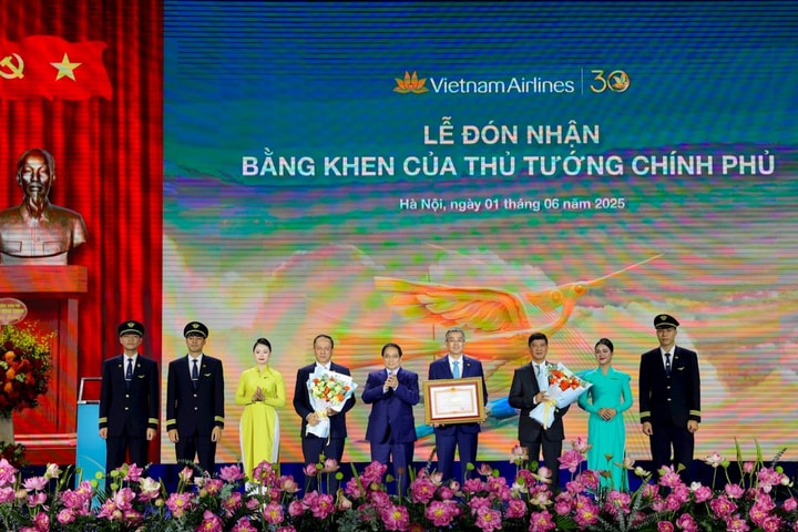 Vietnam Airlines đón nhận Bằng khen của Thủ tướng Chính phủ nhân dịp 30 năm thành lập