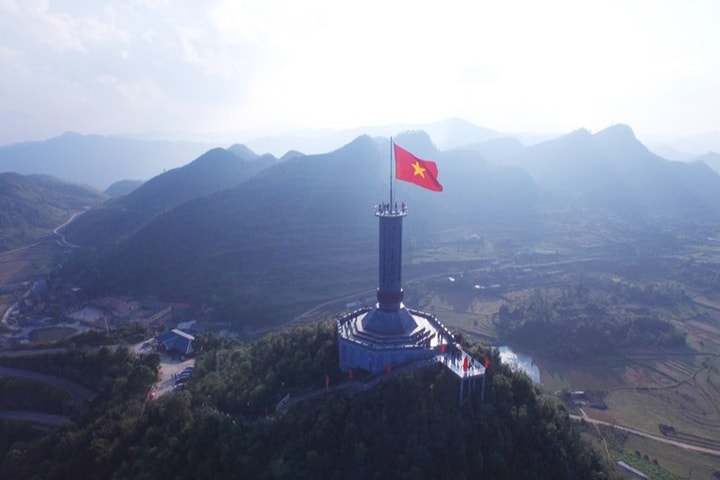 Tạm dừng tham quan Cột cờ Lũng Cú