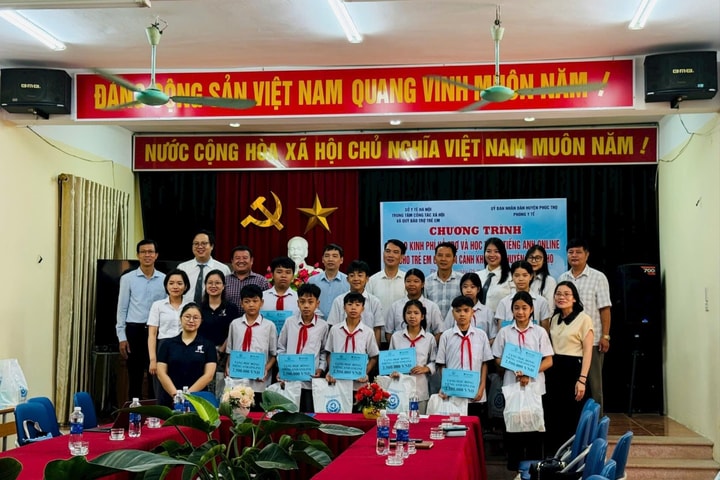 Trao học bổng, tặng quà cho trẻ em có hoàn cảnh khó khăn huyện Phúc Thọ và Quốc Oai