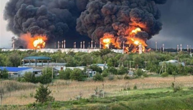 Ukraine tuyên bố "tấn công phủ đầu" thêm hai sân bay khác của Nga