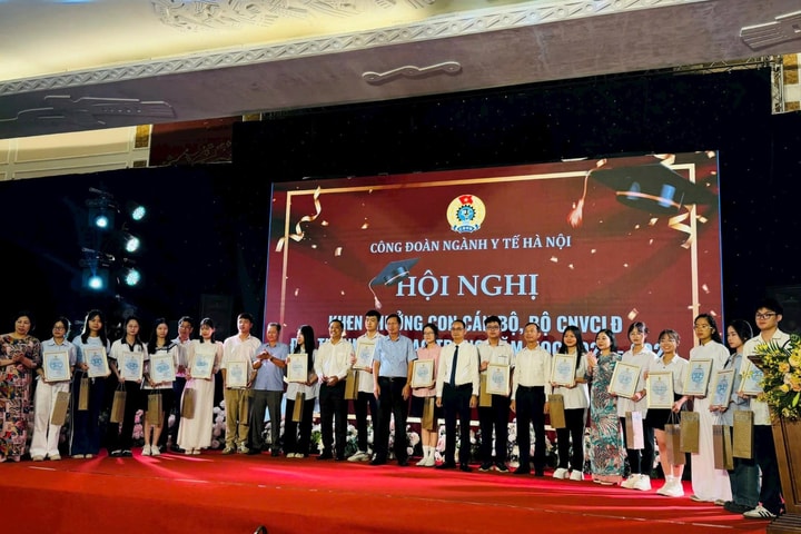 Công đoàn ngành Y tế Thủ đô biểu dương gia đình tiêu biểu và khen thưởng học sinh giỏi