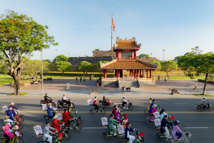 Thành phố Huế: Rộn ràng chương trình tuần hành “Áo dài qua phố” năm 2025