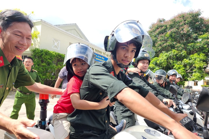 Trải nghiệm đặc biệt tại đơn vị cảnh sát cơ động tỉnh Bà Rịa - Vũng Tàu