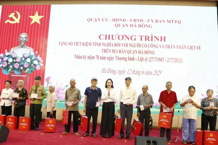 Hà Đông tặng 50 sổ tiết kiệm cho người có công, thân nhân liệt sĩ
