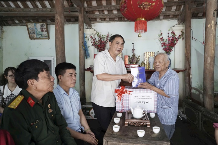 Thường Tín thăm, tặng quà tri ân các gia đình chính sách nhân dịp 27-7