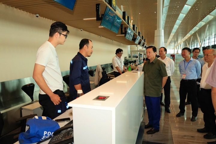 Thị sát hoạt động của nhà ga T3 - sân bay Tân Sơn Nhất Phó Thủ tướng yêu cầu xử lý dứt điểm các sự cố kỹ thuật phát sinh một cách bài bản, kỹ lưỡng