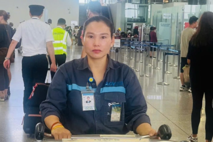 Nhặt được bọc tiền gần 100 triệu đồng, nhân viên sân bay trao trả hành khách Hàn Quốc