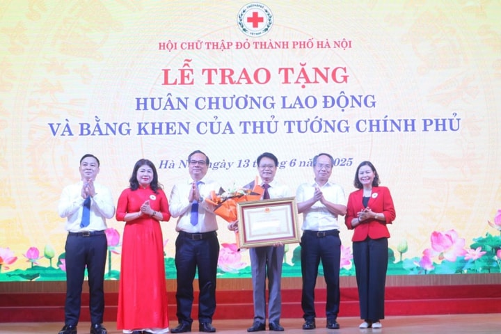 Tôn vinh 115 cá nhân, gia đình tiêu biểu trong phong trào Chữ thập đỏ, hiến máu tình nguyện