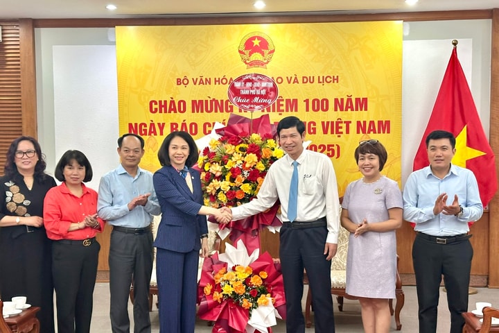 Phó Chủ tịch UBND thành phố Hà Nội Vũ Thu Hà chúc mừng Ngày Nhà báo Việt Nam