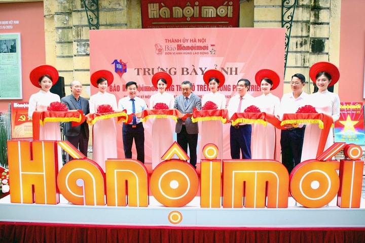 Trưng bày ảnh “Báo Hànộimới cùng Thủ đô trên đường phát triển” tại điểm check-in nổi tiếng bên hồ Hoàn Kiếm