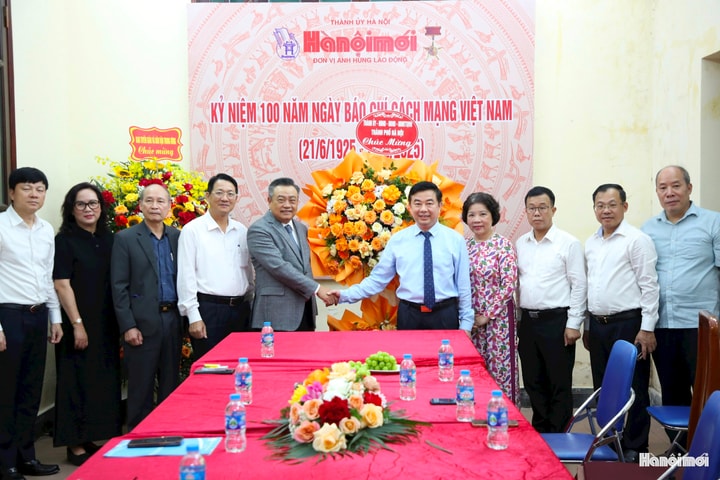 Chủ tịch UBND thành phố Hà Nội Trần Sỹ Thanh thăm, chúc mừng Báo Hànộimới: Báo Hànộimới đã có những đóng góp rất quan trọng cho Thủ đô và đất nước