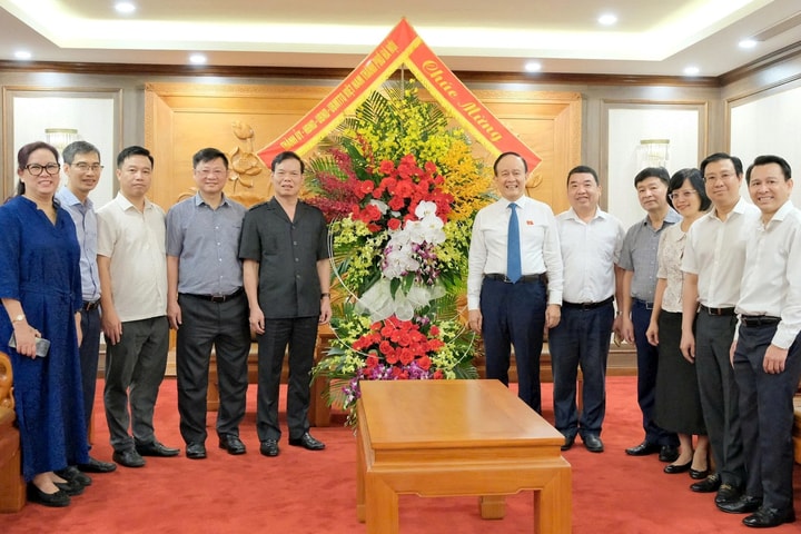 Chủ tịch HĐND thành phố Nguyễn Ngọc Tuấn chúc mừng các cơ quan báo chí