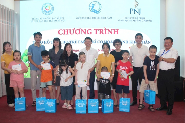 Trao hỗ trợ cho trẻ em tự kỉ có hoàn cảnh khó khăn
